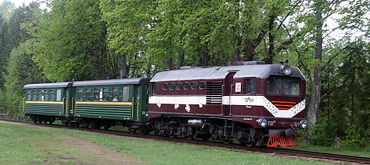 Vidzemes policisti ignorē Alūksnes – Gulbenes bānīti un to, pārkāpjot satiksmes noteikumus, nežēlīgi taranē.