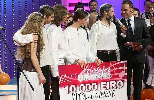 Triumfa mirklis. Vītolu ģimenes nesenā uzvara šovā „Dziedošās ģimenes”.