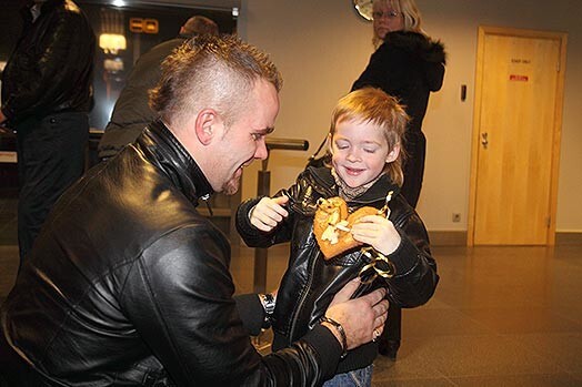 Ierodoties Latvijā, Andris Kivičs no dēla saņēma lielu, paša ceptu piparkūku sirdi. To Kristofers tētim uzkāra kaklā.