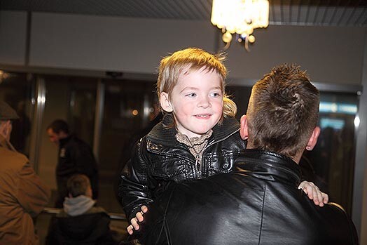 Latvijā mūziķis plāno uzturēties trīs nedēļas, un šo laiku pēc iespējas vairāk viņš vēlas pavadīt kopā ar dēliņu Kristoferu.