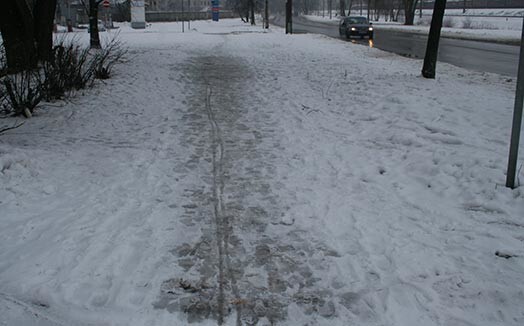 Aizsūtot šādu netīrītas ielas foto Rīgas Domes atbildīgajām institūcijām, iespējams panākt, ka bailēs no soda zemes īpašnieks to operatīvi sakopj. Raksta autore pārliecinājās — tas darbojas!