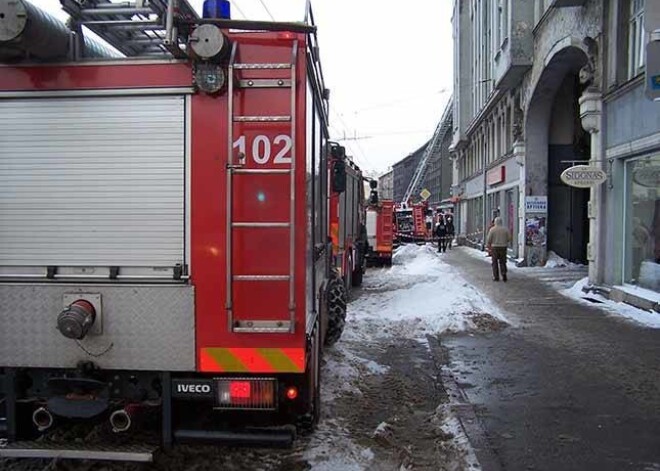 Ap vieniem dienā ugunsdzēsēji saņēma izsaukumu uz ēku Brīvības un Matīsa ielu krustojumā