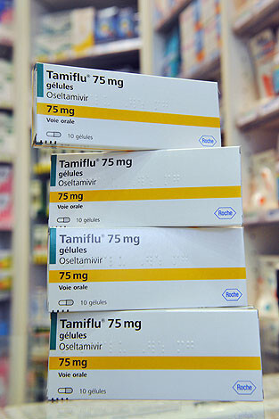 Latvijas aptiekās viens "Tamiflu" iepakojums makā ap 20 latiem, bet PVO tos iegādājusies par septiņiem latiem iepakojumā.