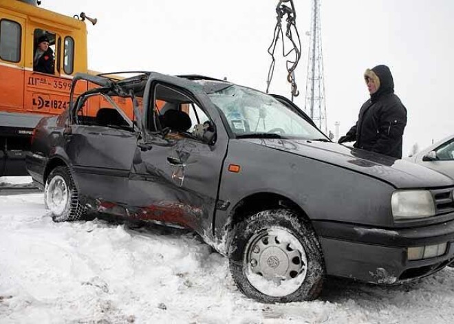 6.janvāra rītā, Rīgā kāda Wolksvagen markas automašīna sadūrās ar vilcienu