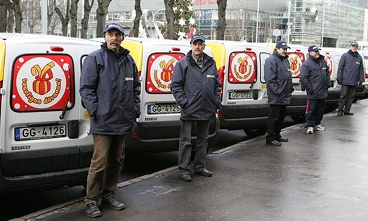 Pirms četriem gadiem ar lielu pompu uzsāktā vērienīgā „Latvijas Pasta” motorizācija ar „Renault” automašīnām izrādījusies ekonomiski neizdevīga. Nu šīs automašīnas silti iesaka savā īpašumā iegādāties pastniekiem.