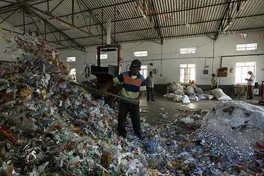 „Asfaltē” ceļus, izmantojot pārstrādātu plastmasu