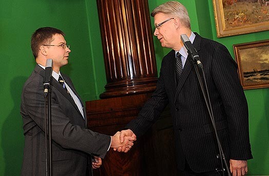 Premjers Valdis Dombrovskis ir kļuvis par "negatīvo lēmumu nepieciešamības ķīlnieku".