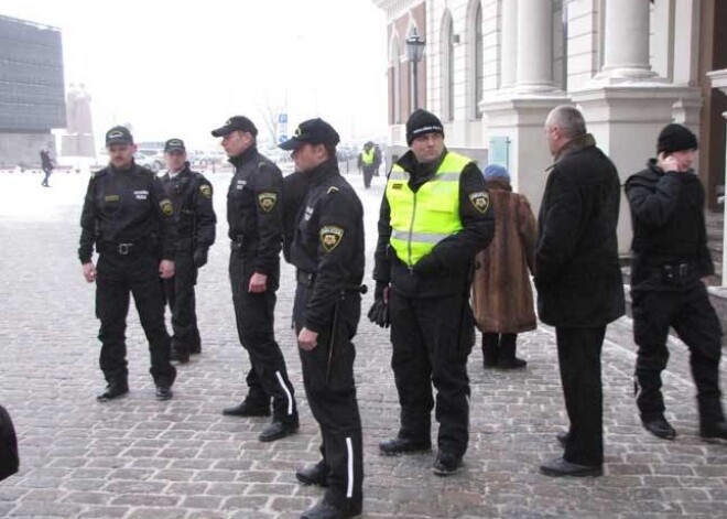 Piketa sākumā pie Rātsnama bija tikai pāris pašvaldības policistu, bet vēlāk tikai izsaukti papildspēki.