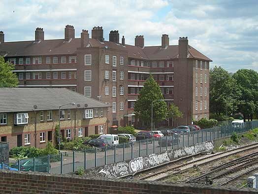 Londonas Batterea Park Road rajonā ierīkota bezpajumtnieku palīdzības centrs bezpajumtniekiem, kurā palīdzību atradis arī kāds latvietis.