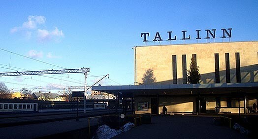 Nokļūšana ar vilcienu no Rīgas uz Tallinas dzelzceļa staciju 21. gadsimtā ir ļoti apgrūtinoši.