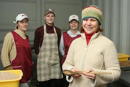 Jolanta Ratniece ar savām darbiniecēm. „Labas meitenes,” savas darbinieces slavē uzņēmēja. Divas atrastas ar Nodarbinātības valsts aģentūras Neretas sektora palīdzību, trešā ar valsts atbalstu piedalās darba iemaņu atjaunošanas programmā.