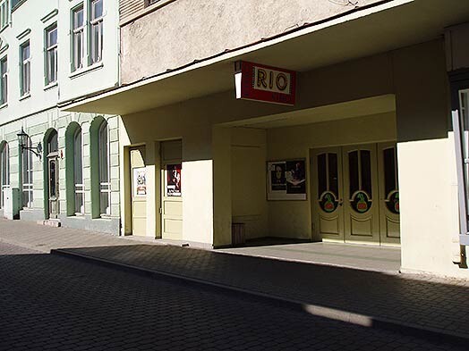 Ventspils kinoteātris „Rio” attiecies izrādīt jauno latviešu lielfilmu „Rūdolfa mantojums”. Vienā no turīgākajām Latvijas pilsētām neesot atbilstošas tehnikas kinofilmas demonstrēšanai.