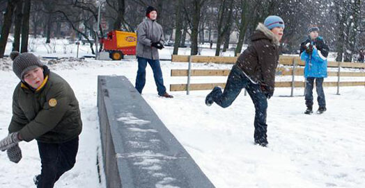 Pieaugušie vairāk nekā bērni ir nobijušies no ziemas sala. Kamēr bērni mierīgi iet uz skolu, vecāki drebinādamies vēro termometra stabiņu, lai tik atrastu iemeslu savas atvases nenodot „bargo” pedagogu ķetnās.