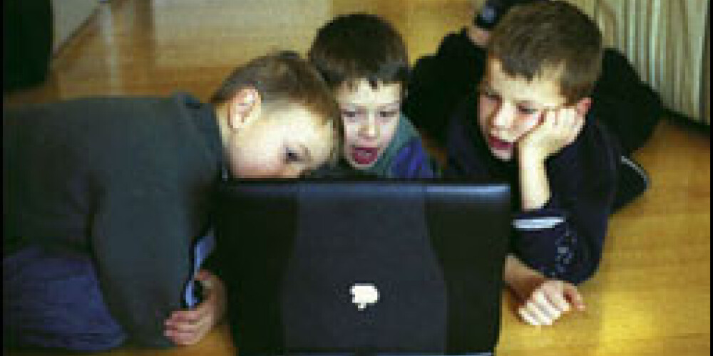 Bērni pie datora un televizora pavada vairāk par 8 stundām dienā