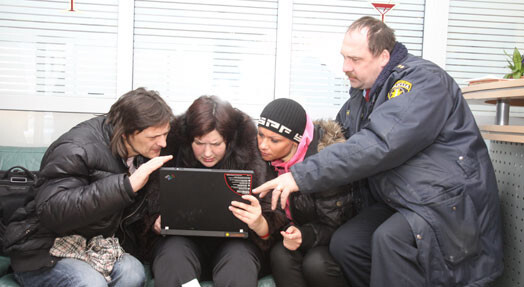 Apzagtais mūziķis Ivo Fomins kopā ar policijas darbiniekiem un žurnālistiem lūko piektdienas vakarā viesnīcā tapušās fotogrāfijas – varbūt zagļi ir nofotografēti?