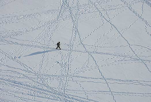 Lai gan ledus ir biezs, vienatnē pa to staigāt nav ieteicams.