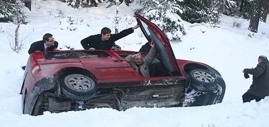 Šiem autobraucējiem vēl ir paveicies... visi sveiki un veseli kāpj laukā no spēkrata.