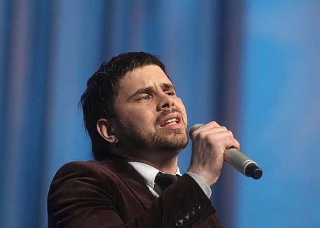 Intars uz skatuves. Redzams, ka gredzena nav.