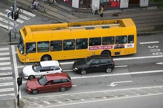 Ķīnā ar nolaupītu autobusu nogalināti deviņi cilvēki