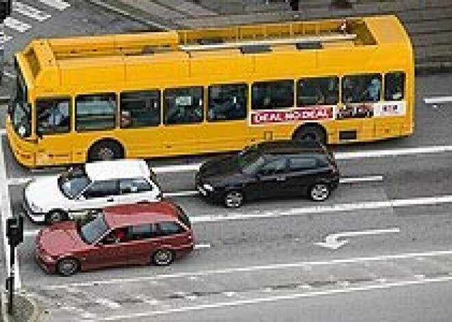 Autosatiksmes dispečers Ķīnā nolaupa autobusu un izraisa deviņu cilvēku nāvi