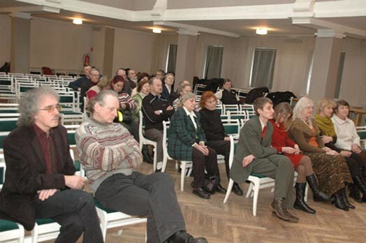 Jēkabpils Tautas nama direktors Aigars Godiņš (no kreisās) un Dainis Īvāns pustukšajā zālē Jēkabpils Latviešu biedrības dibināšanas sapulcē.