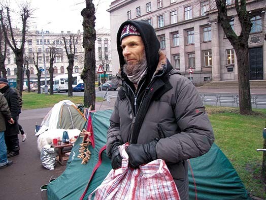 Lai arī Nūrs Muhameds ir pārticis uzņēmējs, viņš nolēma izbaudīt klaidoņa dzīvi, kad nav ne mājas, ne darba.