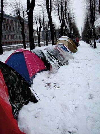 Nosiltinot teltis ar putuplasta plāksnēm un segām, protestētāji pārlaiž naktis pat vairāk nekā 20 grādu salā.