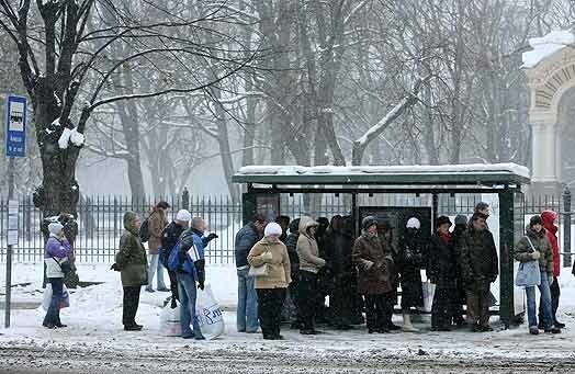 Vienas sabiedriskā transporta pieturvietas uzturēšana rīdziniekiem izmaksā 100 latu, neskaitot sniega izvešanu ziemā.