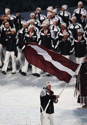 Martins Dukurs ar Latvijas karogu.