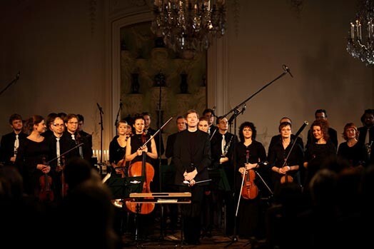 „Sinfonietta Rīga” ar diriģentu Normundu Šnē un kontrtenoru Sergeju Jēgeru devusies koncerttūrē pa Latviju. Svētdien, 21. februārī viņiem kārtējā pietura – Valmiera.