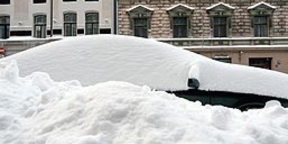 Pēc ilgstošas snigšanas visvairāk sniega atkal Rīgā – 63 centimetri