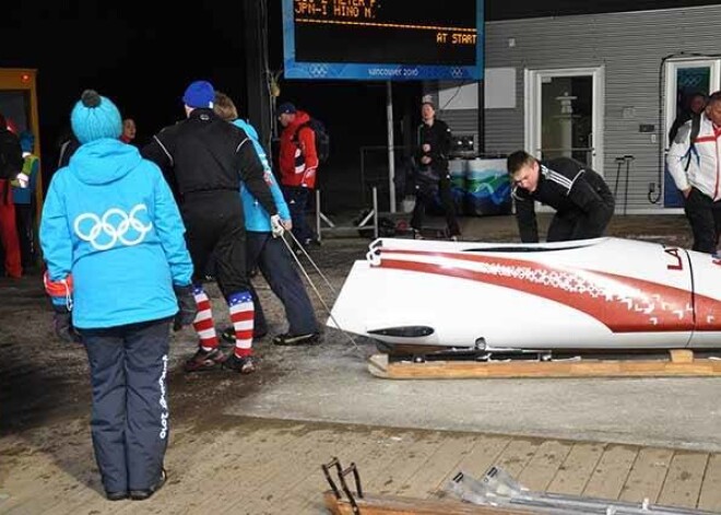 To, ka Jānis ir jau pietiekami atlabis, var secināt arī pēc tā, ka bobslejists pats piedalījās kamanu iekraušanā.