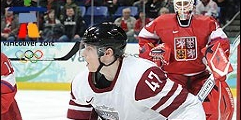Latvijas hokeja izlase neticami atspēlējas, bet zaudē papildlaikā