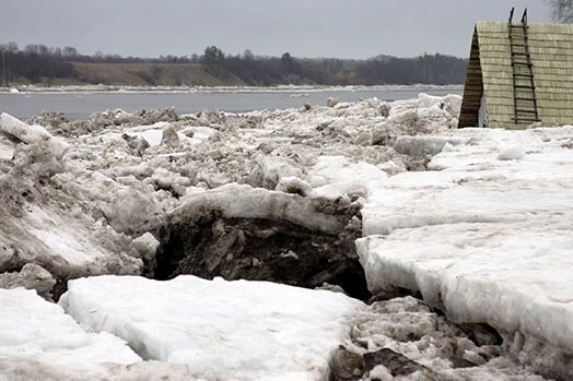 2007. gads. Ledus radītā postaža Jēkabpils apkaimes vasarnīcu rajonā "Laši" pie Daugavas.