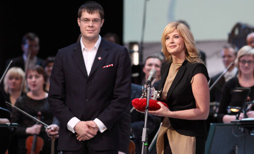 Gustavs Zatlers no Operas skatuves mūsu olimpiešiem pasniedz zelta medaļas.