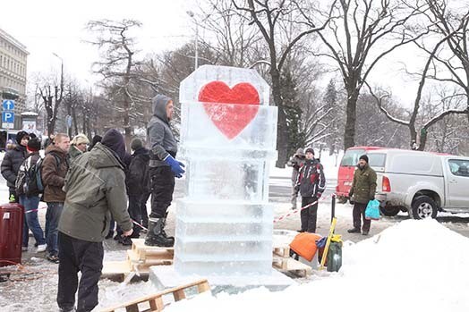 Pašā Latvijas sirdī top ledus skulptūra ar šokolādi.