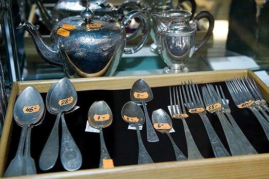 Kad pietrūkuši daži lati maizītei, bet līdz pensijai vēl jāpagaida, ļaudis nes uz lombardu visu, kas vēl mājās vērtīgs palicis.