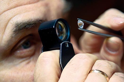 Juvelierizstrādājumu vērtēšana ir smalka lieta, to kurš katrs neprot. Rīgas pilsētas lombarda vērtētājs Aleksandrs Voronovs beidzis Permas universitātē ģeoloģijas fakultāti, neklātienē mācījies Amerikas ģemoloģijas institūtā.