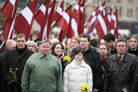 16.03.2009. Organizācijas "Daugavas vanagi Latvijā" rīkotā gājiena dalībnieki latviešu leģionāru piemiņas dienā 16.martā pie Brīvības pieminekļa.