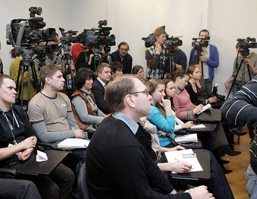 Valdības darba gadam veltītā preses konference bija ļoti kupli apmeklēta. Vietas bija maz...