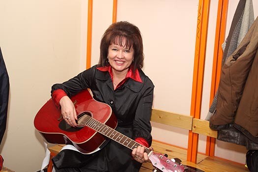 Dziedātāja Laura Reinika māte nule kā nosvinējusi diploma saņemšanu Latvijas Lauksaimniecības universitātē.