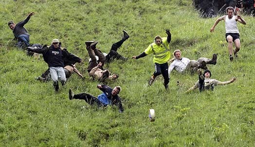 Ik gadu tūkstošiem cilvēku klupdami krisdami mēģināja noķert siera rituli. Šogad, drošības apsvērumu dēļ, pasākums atcelts.