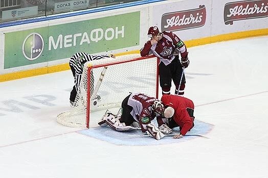 Edgars Masaļskis teicami aizvadīja iepriekšējās „play off” spēles, lieliski palīdzot Rīgas „Dinamo” komandai uzvarēt. Taču gūtā trauma nu liegs stāties vārtos pāris nedēļas.