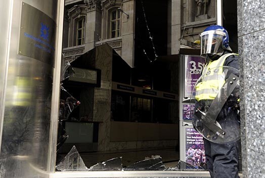 Lai kāds latvietis Īrijā tiktu zem jumta un siltas maltītes kaut vai policijas iecirknī viņam nācās izdauzīt vairākus simtus vērtu nekustamās īpašumu kompānijas skatlogu.