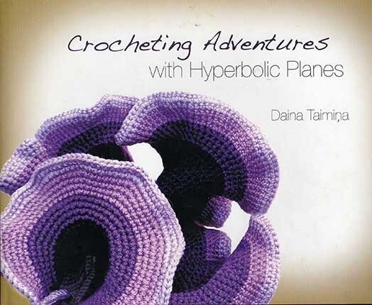 Dainas Taimiņas „Tamborēšanas piedzīvojumi ar hiperboliskām plaknēm” („Crocheting Adventures with Hyperbolic Planes”) atzīta par 2009. gada grāmatu ar visneparastāko un dīvaināko nosaukumu.