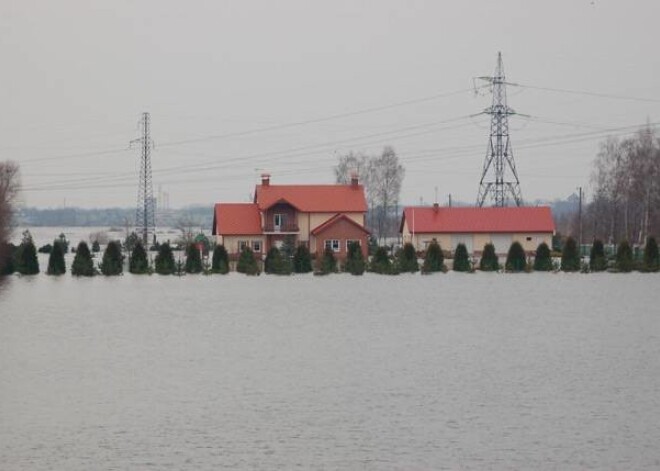 Kilometriem plašas teritorijas applūdušas pie Jelgavas apvedceļa, vietā, kur Vircava ietek Lielupē.