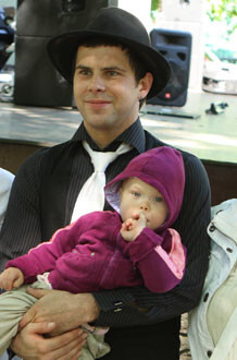 Tagad Intara meitai Emīlijai ir trīs gadi un viņa ir braša dziedātāja.