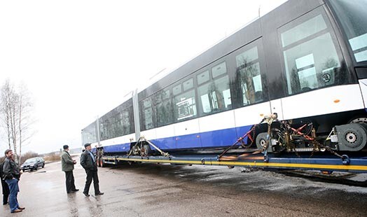 „Rīgas satiksme” muļļājas. Jau šobrīd Latvijas galvaspilsētā vajadzēja kursēt vismaz 20 zemās grīdas tramvajiem. Tomēr ar lielu pompu pirmais zemās grīdas tramvajs Rīgā parādījās tikai pirms pāris dienām.