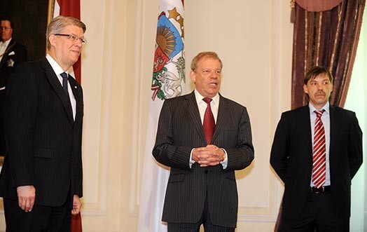 2009. gada 25. maijs. Valsts prezidents Valdis Zatlers (no kreisās), Latvijas Hokeja federācijas prezidents Kirovs Lipmans un Latvijas hokeja izlases galvenais treneris Oļegs Znaroks pieņemšanas laikā Rīgas pilī.