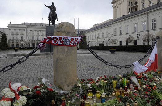 Sakarā ar prezidenta traģisko bojāeju, Polijā izsludinātas nedēļu ilgas sēras